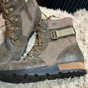 NWOT - Sorel Major Carly Green/Tan Boots Women's (SZ. 9.5)